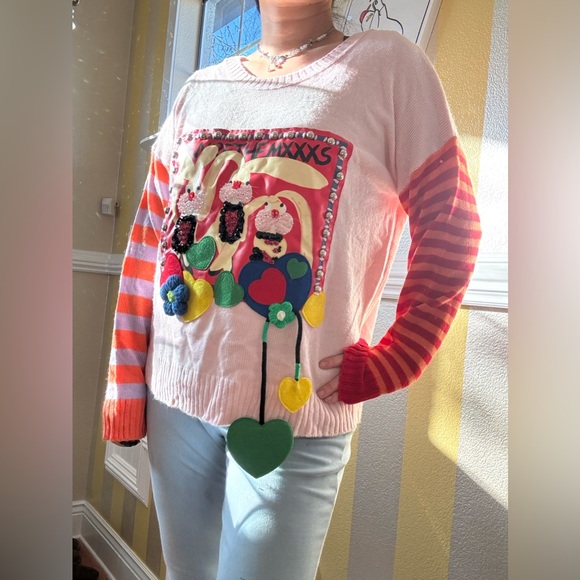 New Charming Pink Graphic Sweater with Heart Accents - Picture 2 of 8